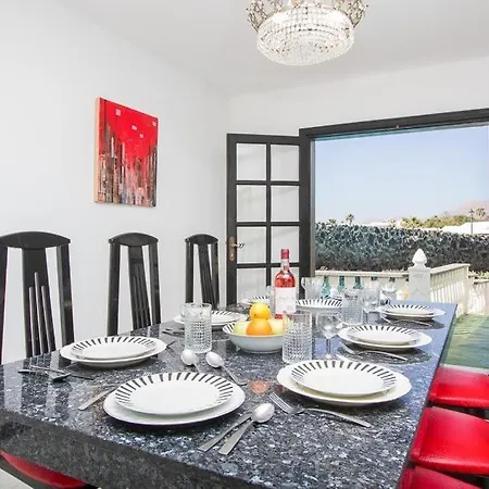 Vila In Puerto Del Carmen Sleeps 9 With Pool And Wifi