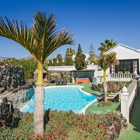 Vila In Puerto Del Carmen Sleeps 9 With Pool And Wifi Puerto del Carmen (Lanzarote)