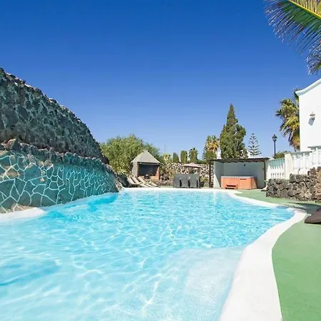 In Puerto Del Carmen Sleeps 9 With Pool And Wifi Puerto del Carmen (Lanzarote)