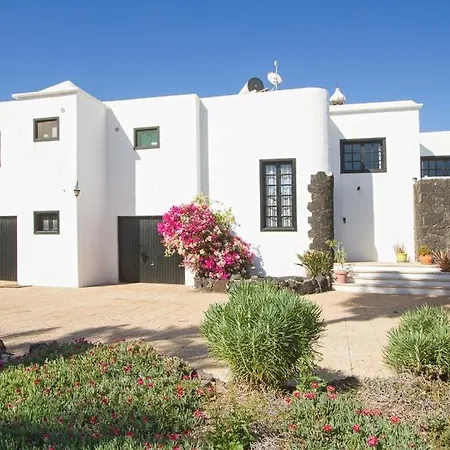 In Puerto Del Carmen Sleeps 9 With Pool And Wifi Vila *