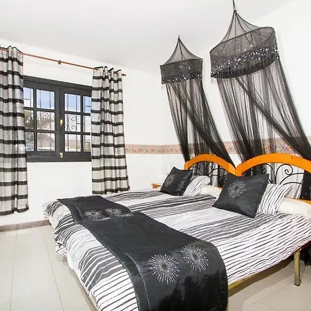 Vila In Puerto Del Carmen Sleeps 9 With Pool And Wifi